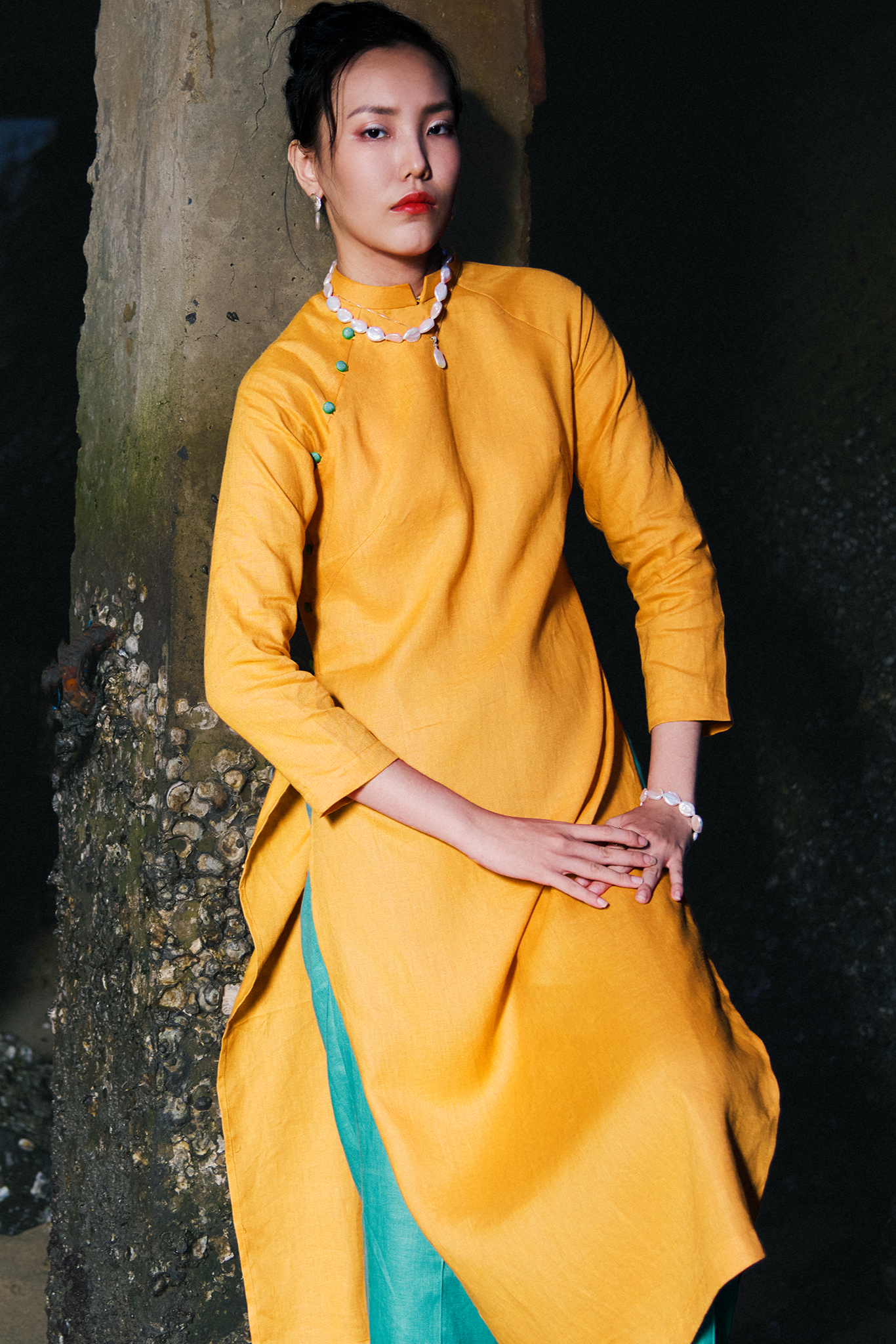 Áo dài linen vàng suông tay raglan thời trang Hity