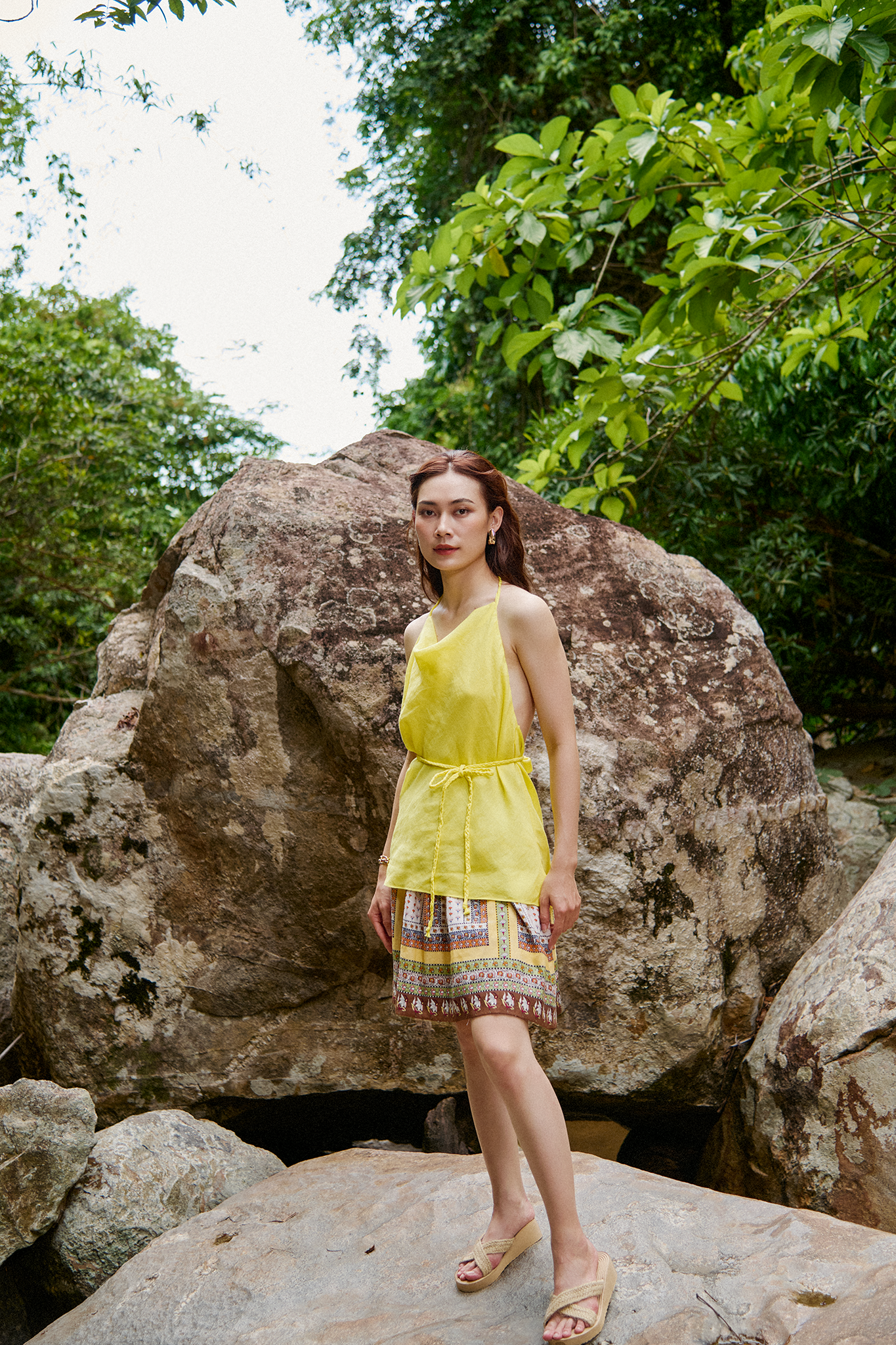 Áo yếm hở lưng linen vàng thời trang Hity