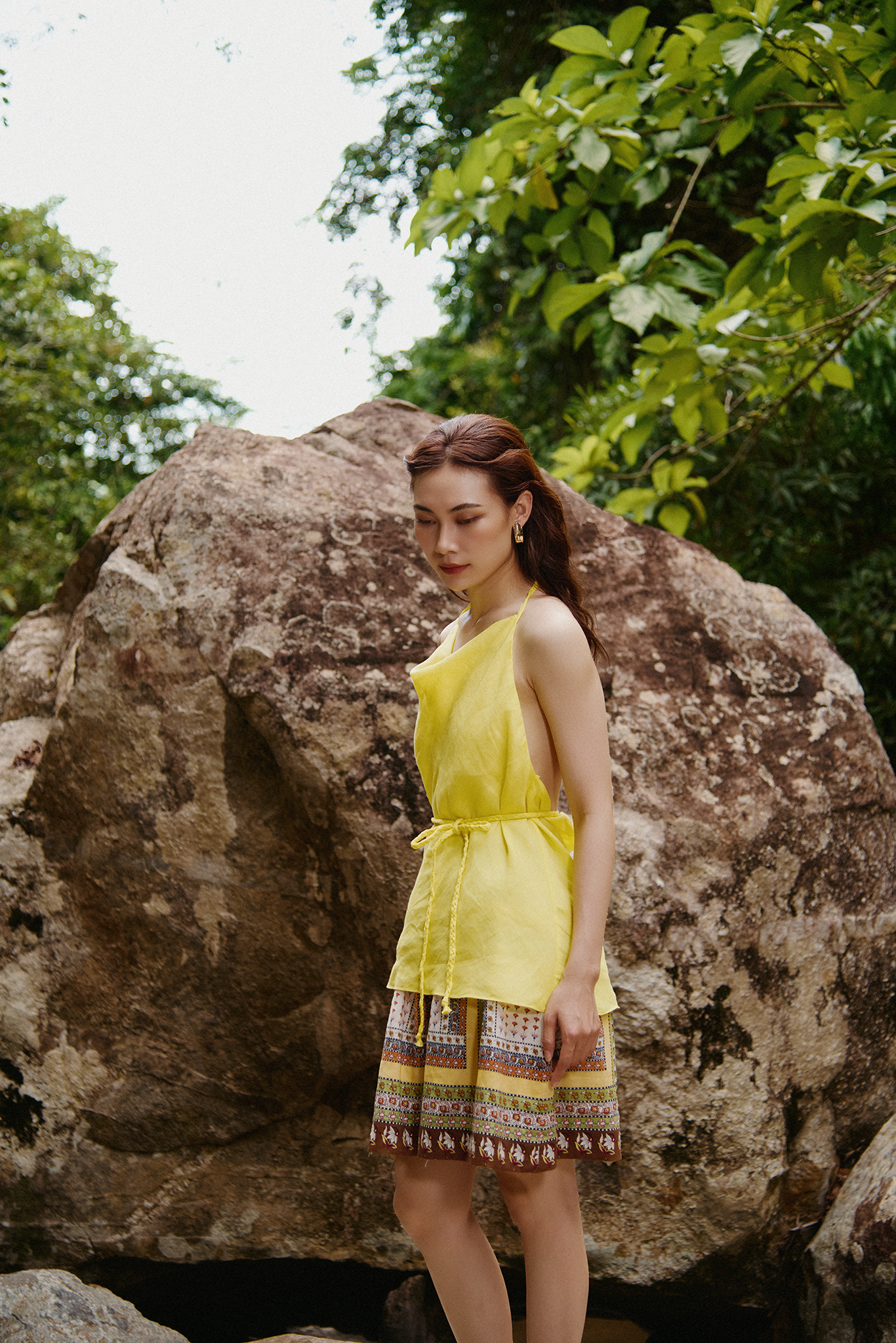 Áo yếm hở lưng linen vàng thời trang Hity