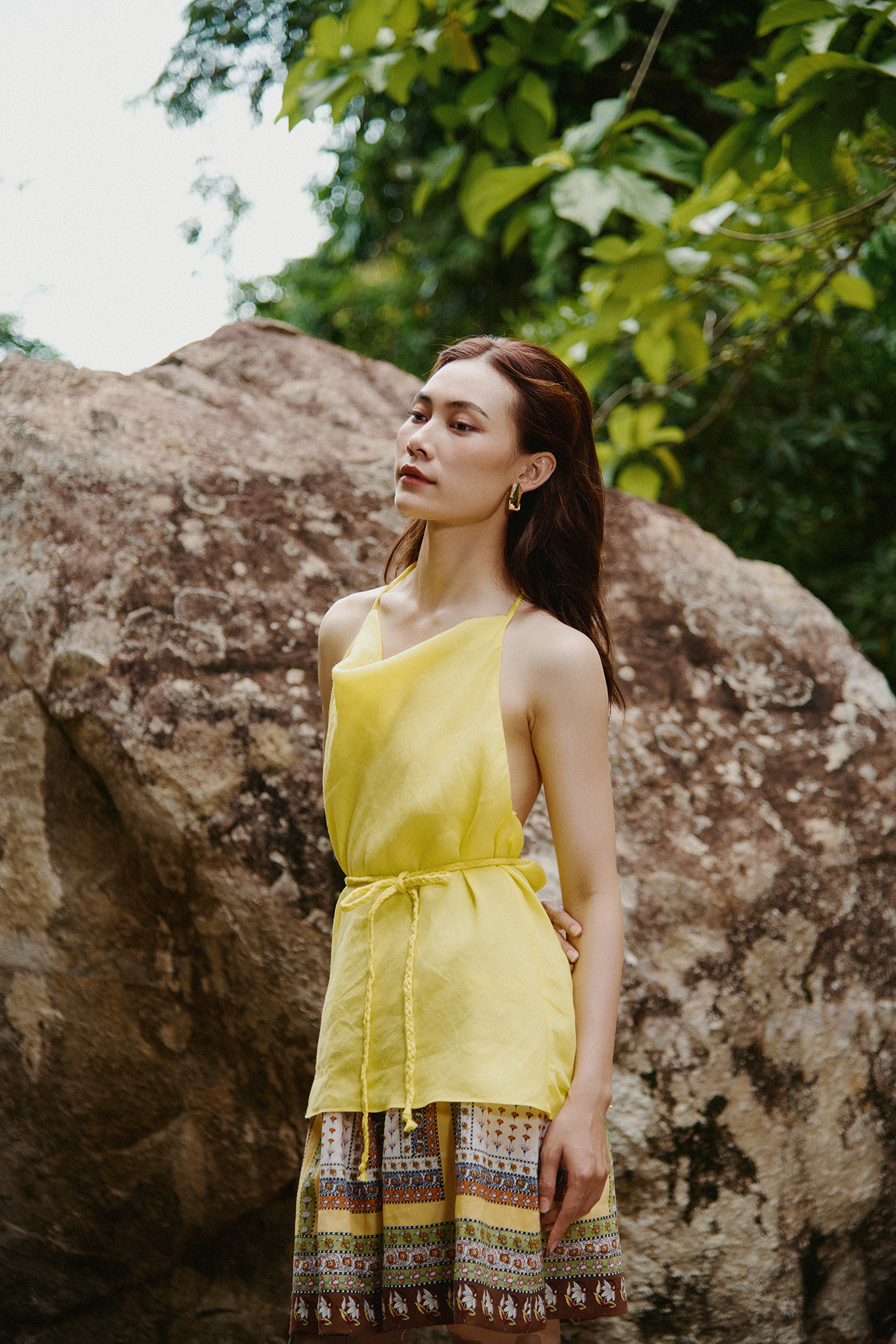 Áo yếm hở lưng linen vàng thời trang Hity