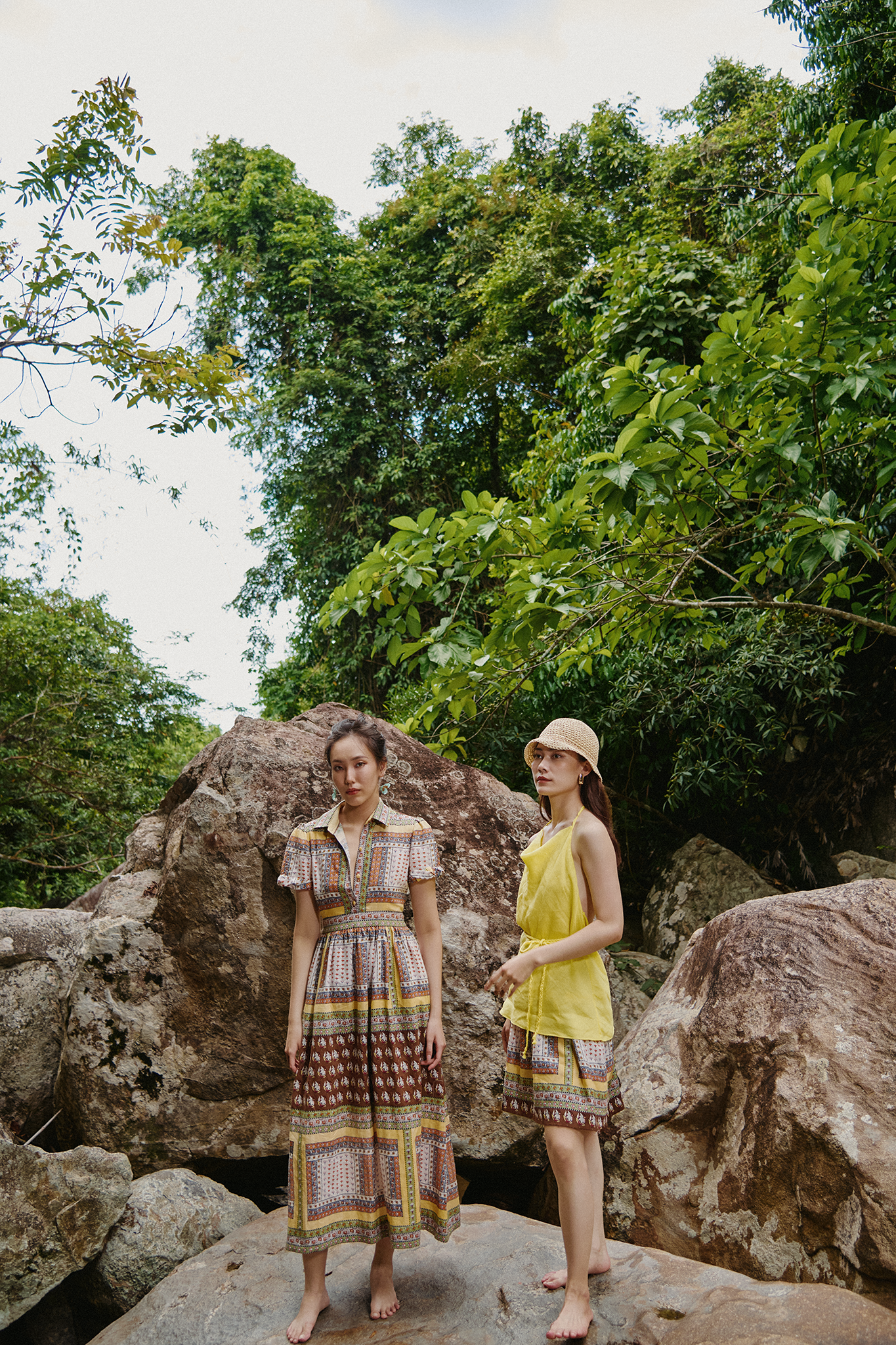 Áo yếm hở lưng linen vàng thời trang Hity