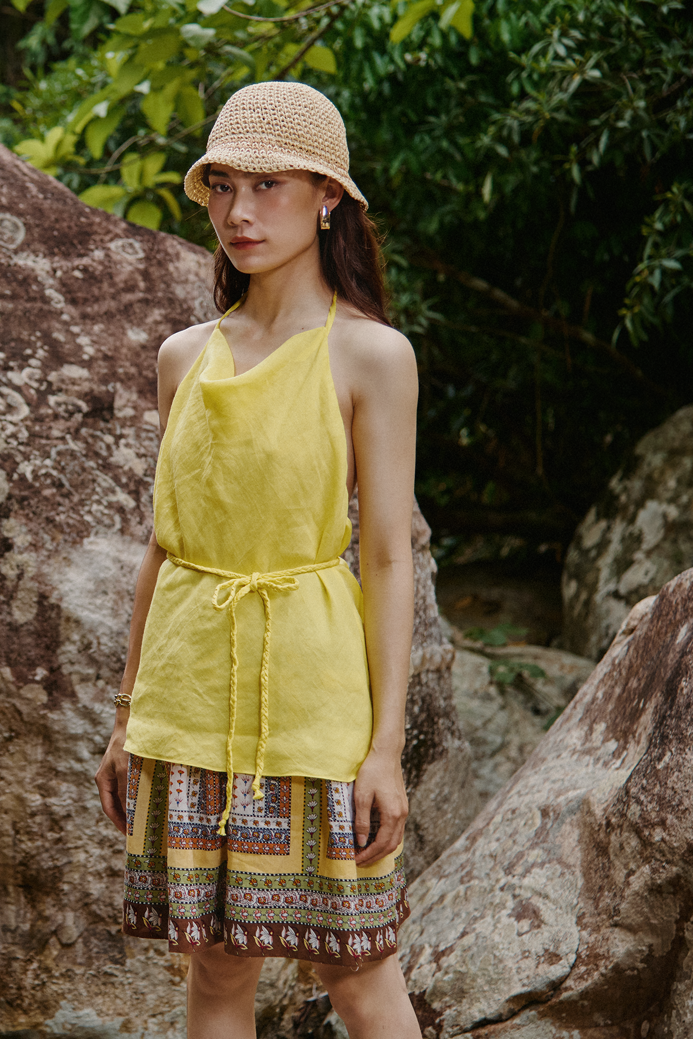 Áo yếm hở lưng linen vàng thời trang Hity