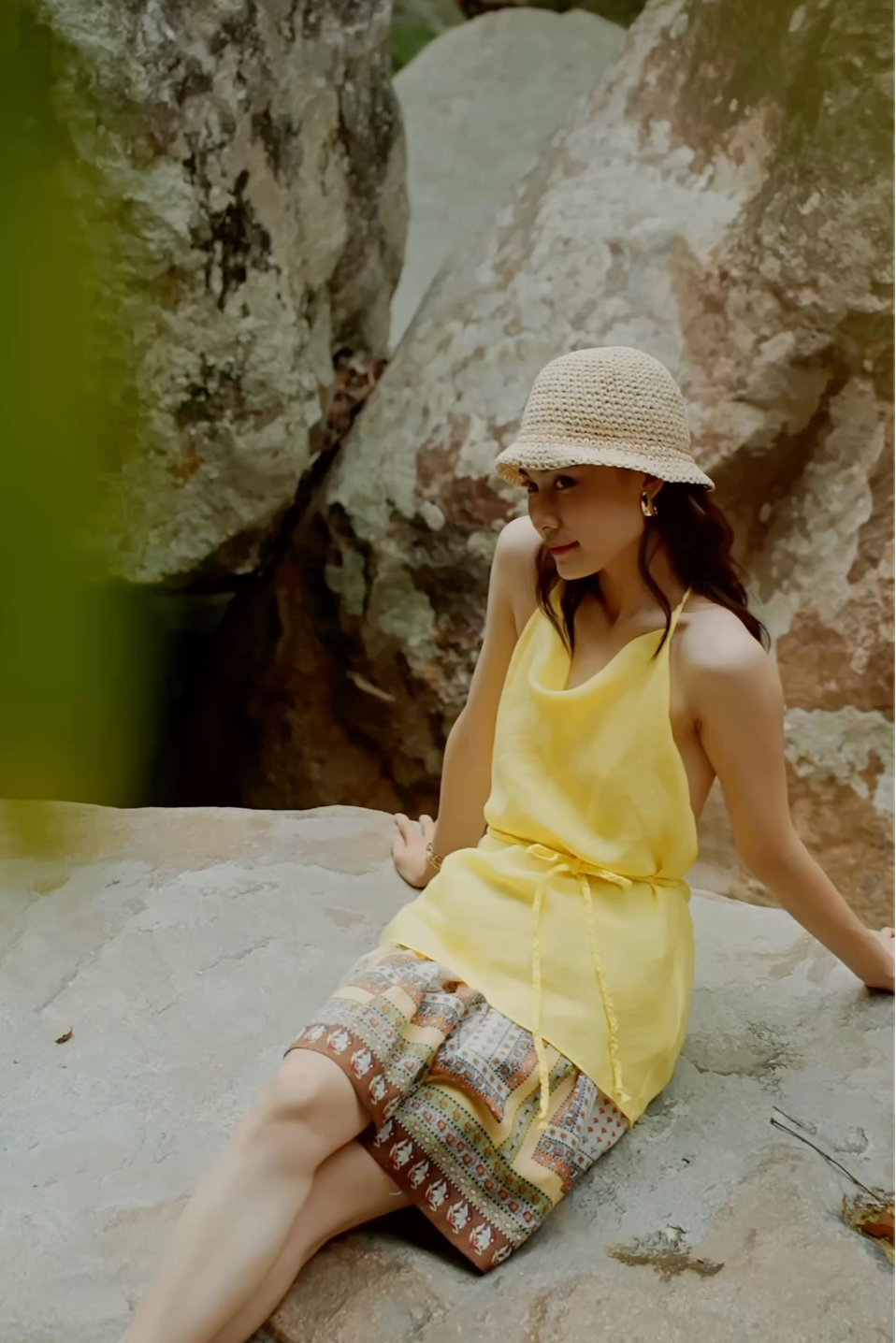 Áo yếm hở lưng linen vàng thời trang Hity