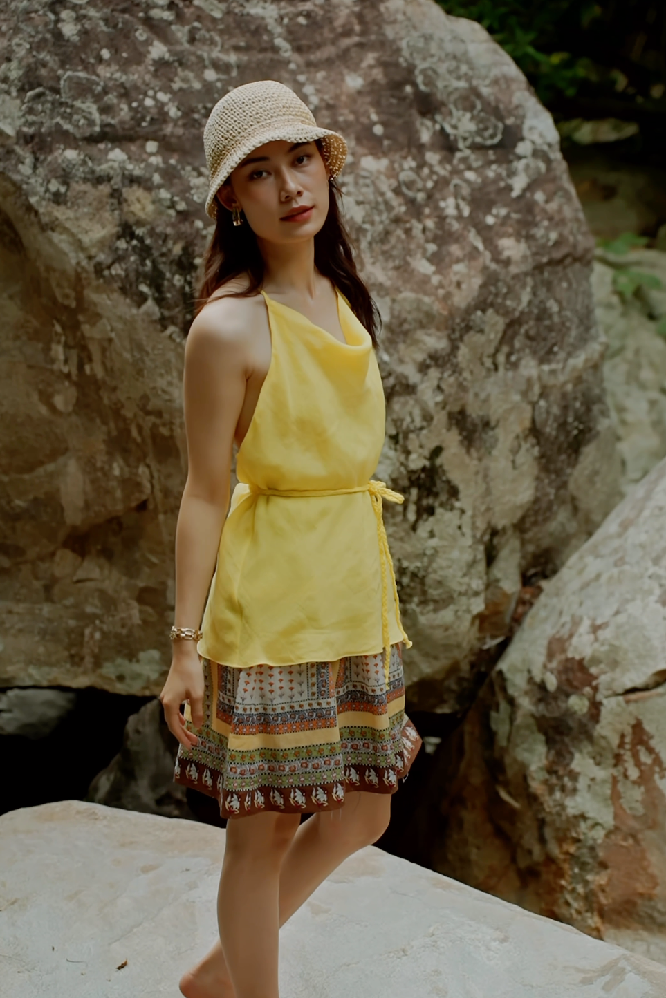 Áo yếm hở lưng linen vàng thời trang Hity