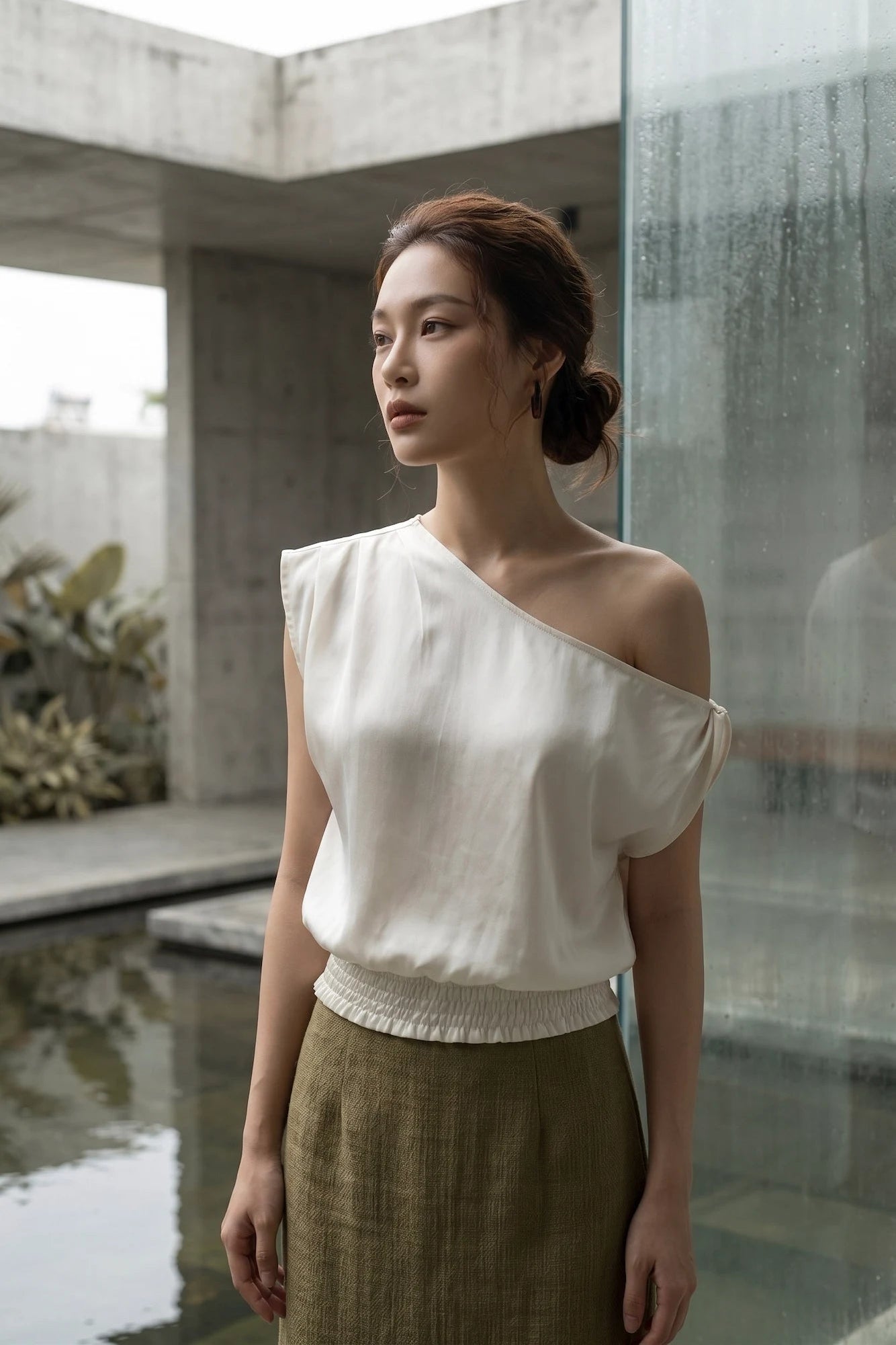 Áo lệch vai lụa lãnh màu kem chất liệu tự nhiên bền vững thời trang Hity
