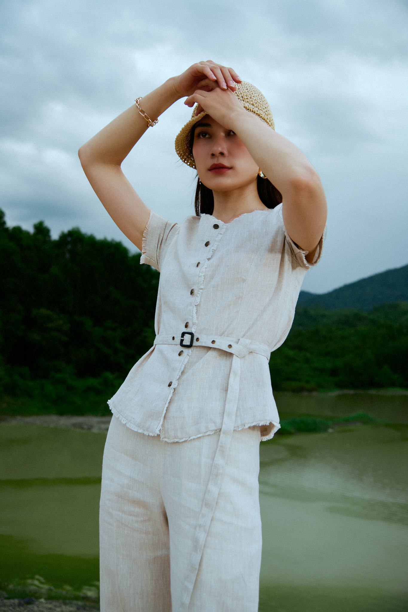 Áo linen rút chỉ thêu tay thời trang Hity