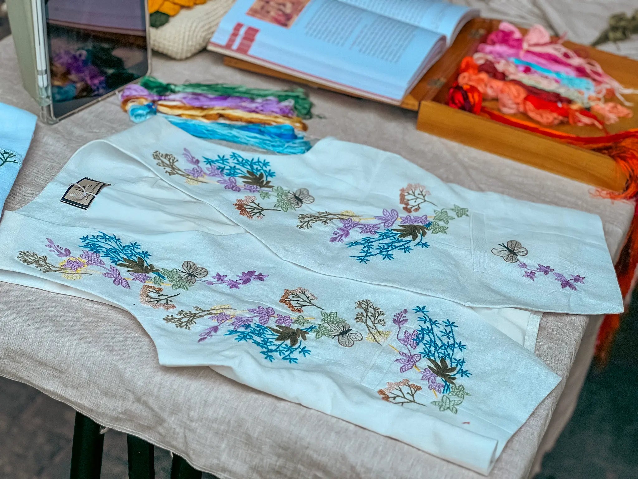 Áo Vest Gile Linen Thêu Tay Mơ