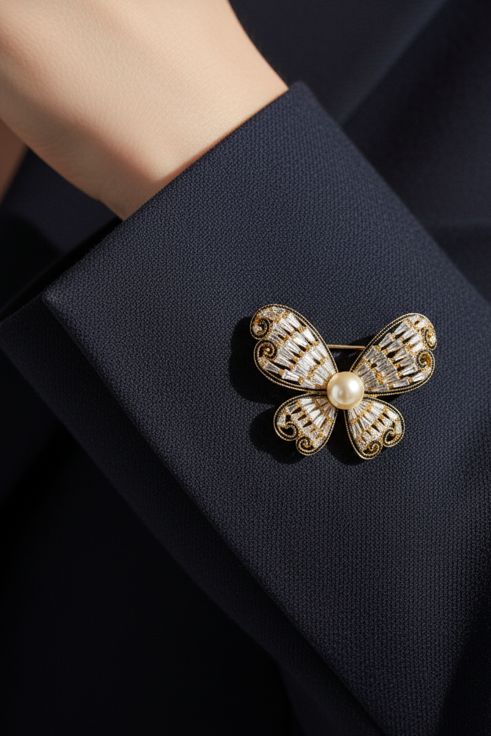 Cài áo bướm pha lê đính ngọc trai baroque thời trang Hity