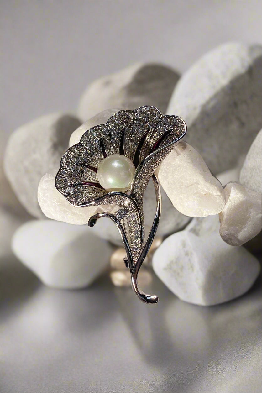 Cài áo vest hoa loa kèn đính ngọc trai thời trang Hity