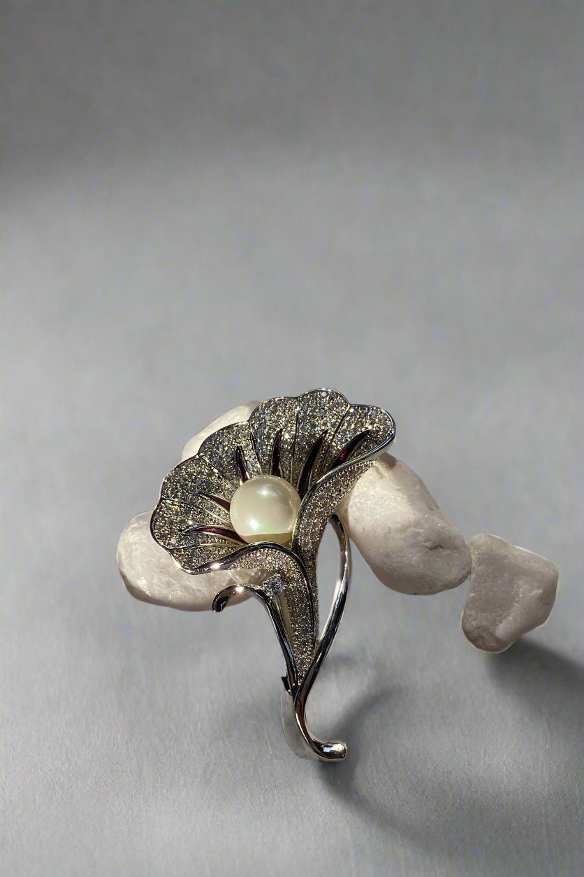 Cài áo vest hoa loa kèn đính ngọc trai thời trang Hity