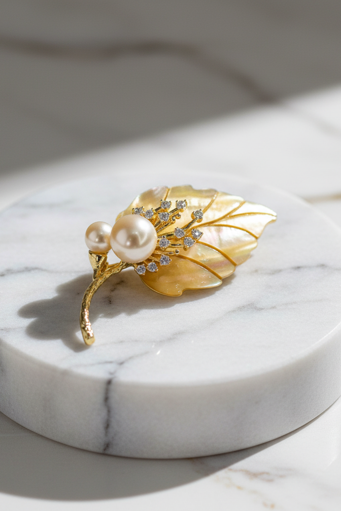 Cài áo chiếc lá xà cừ đính ngọc trai baroque thời trang Hity