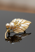 Cài áo chiếc lá xà cừ đính ngọc trai baroque thời trang Hity