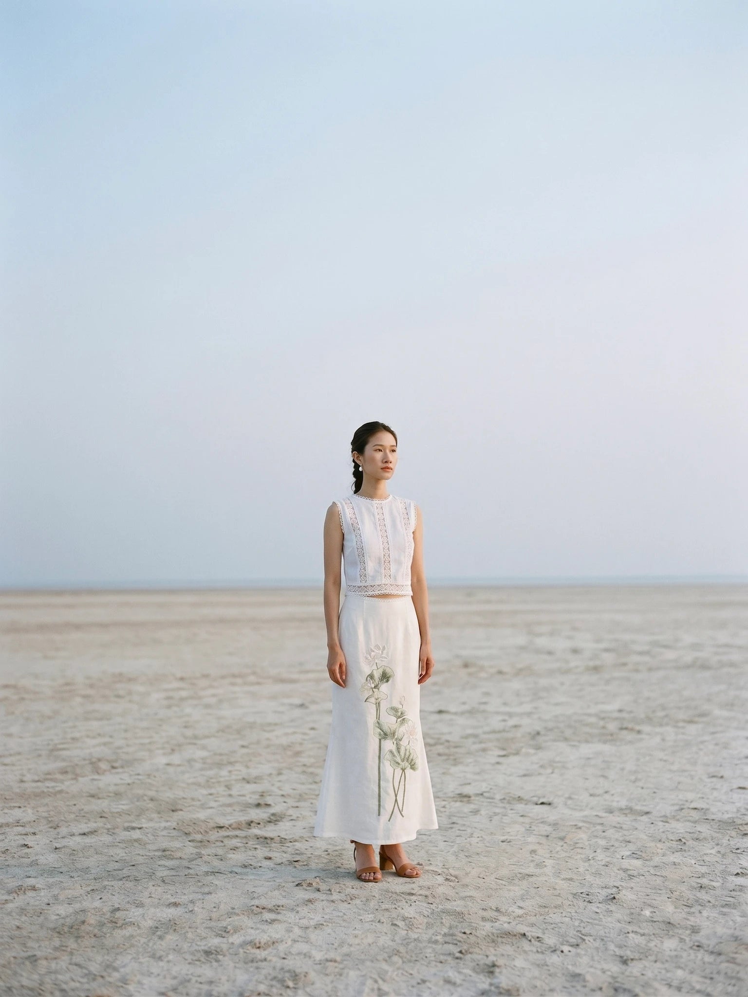 Chân váy midi dài linen trắng thêu tay hoa sen thời trang Hity