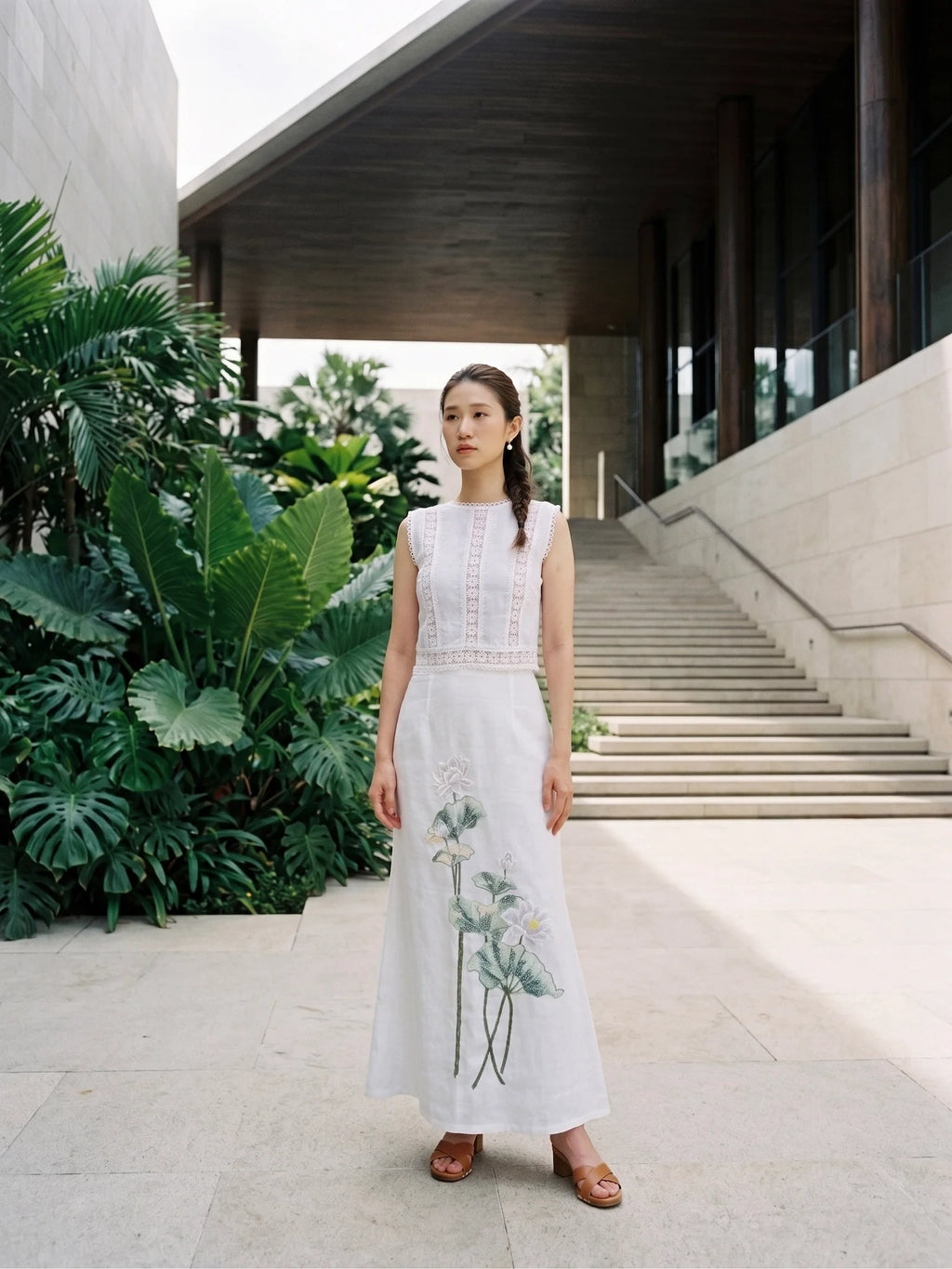 Chân váy midi dài linen trắng thêu tay hoa sen thời trang Hity