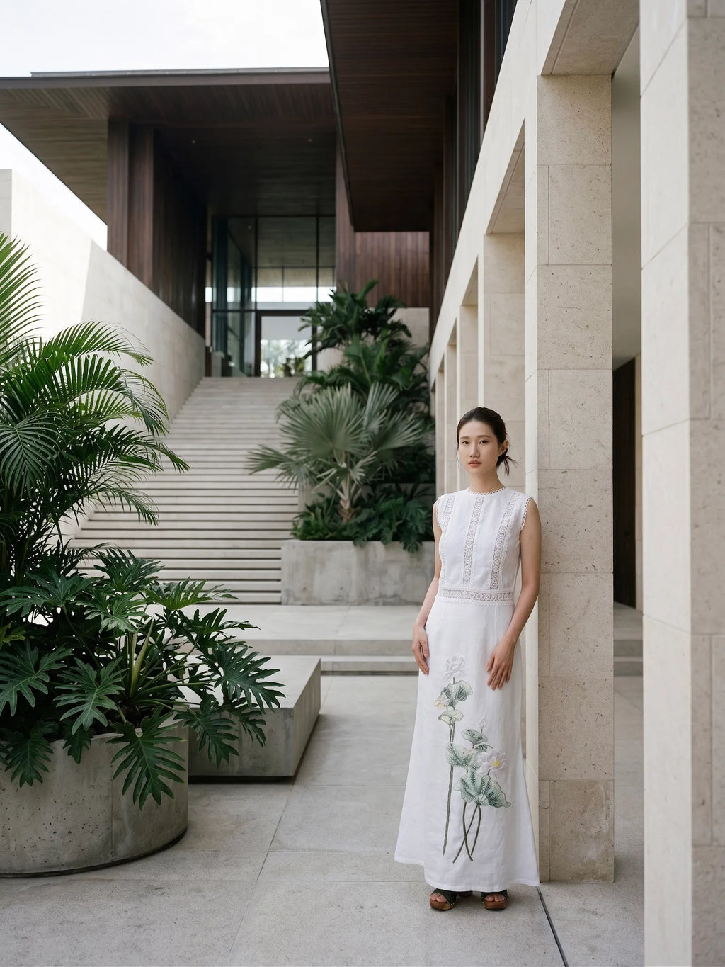 Chân váy midi dài linen trắng thêu tay hoa sen thời trang Hity