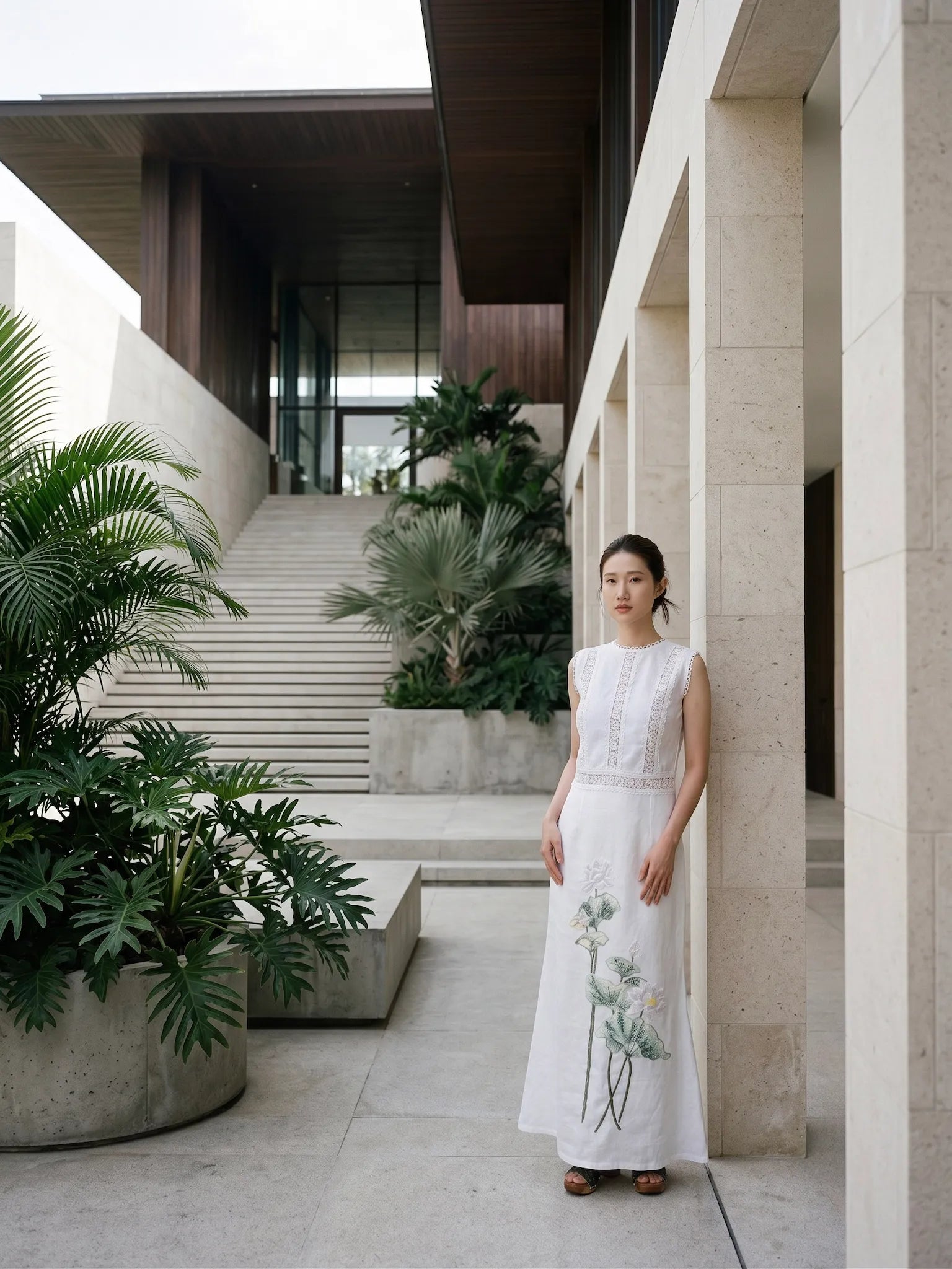 Chân váy midi dài linen trắng thêu tay hoa sen thời trang Hity