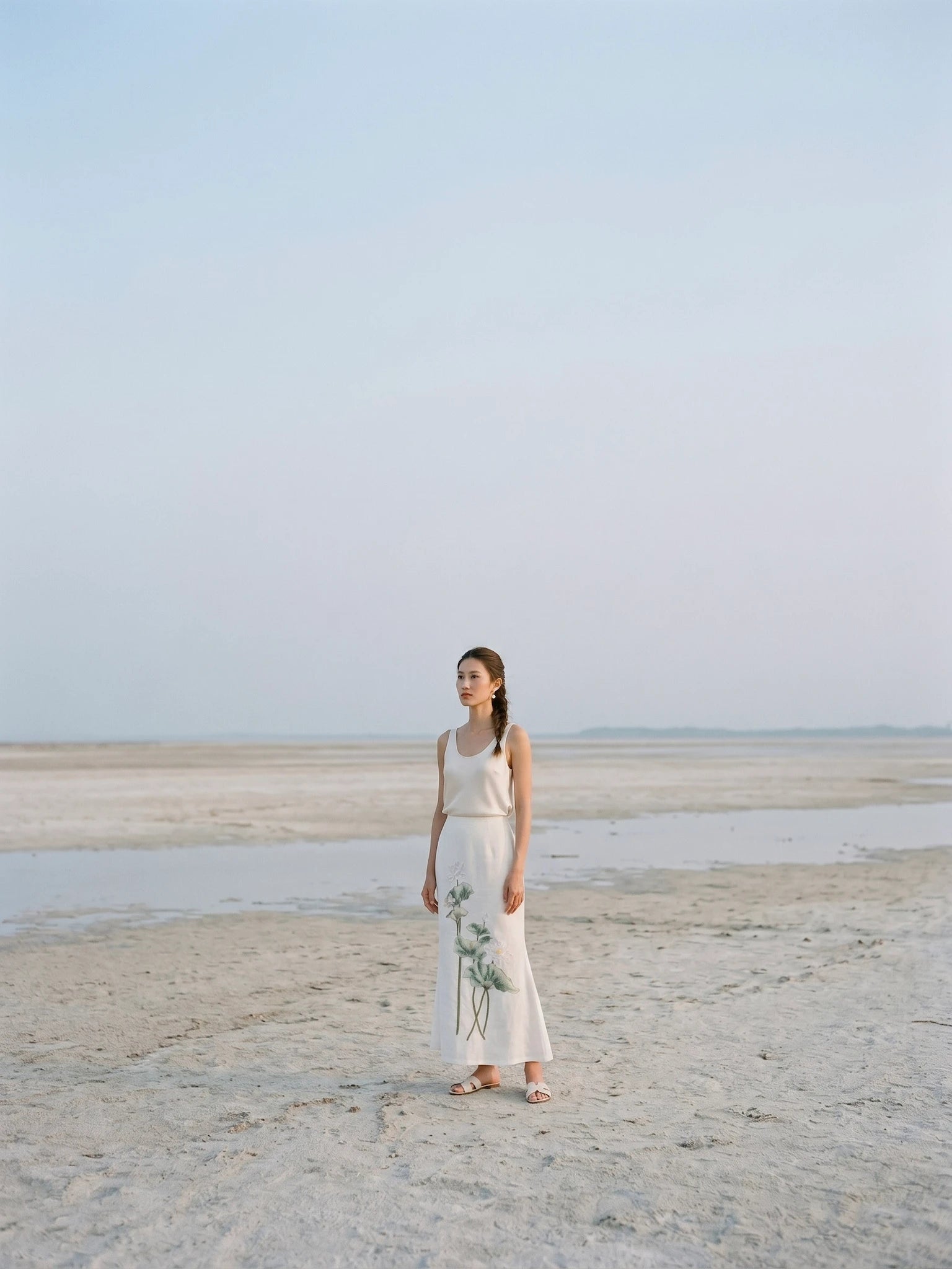 Chân váy midi dài linen trắng thêu tay hoa sen thời trang Hity