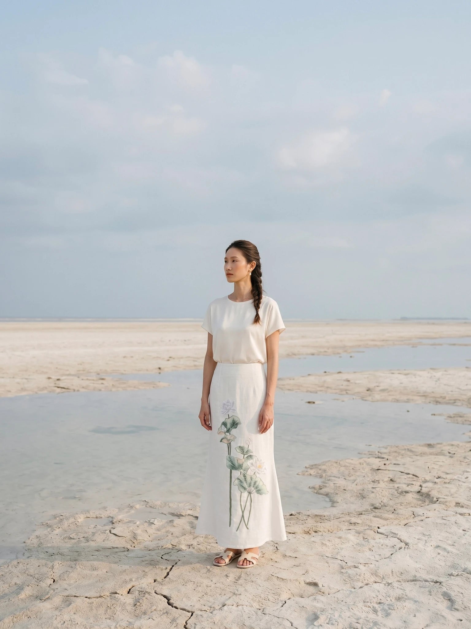 Chân váy midi dài linen trắng thêu tay hoa sen thời trang Hity