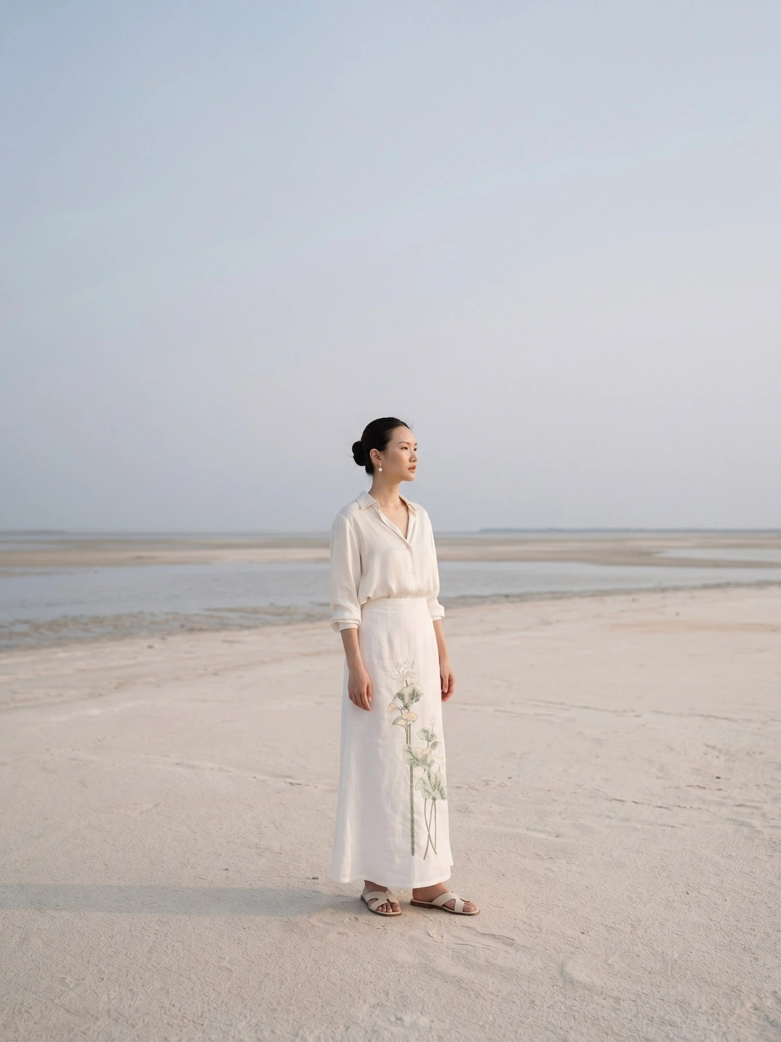 Chân váy midi dài linen trắng thêu tay hoa sen thời trang Hity