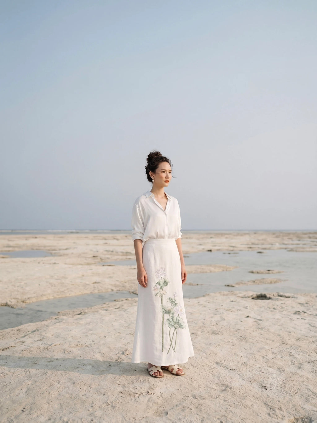 Chân váy midi dài linen trắng thêu tay hoa sen thời trang Hity