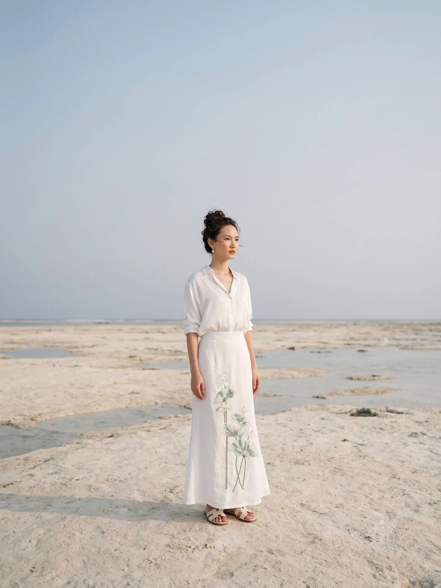 Chân váy midi dài linen trắng thêu tay hoa sen thời trang Hity