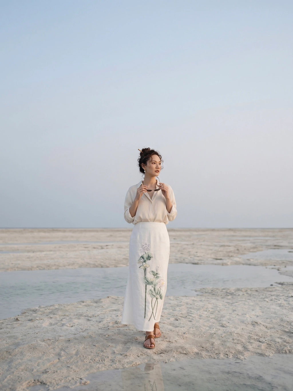 Chân váy midi dài linen trắng thêu tay hoa sen thời trang Hity