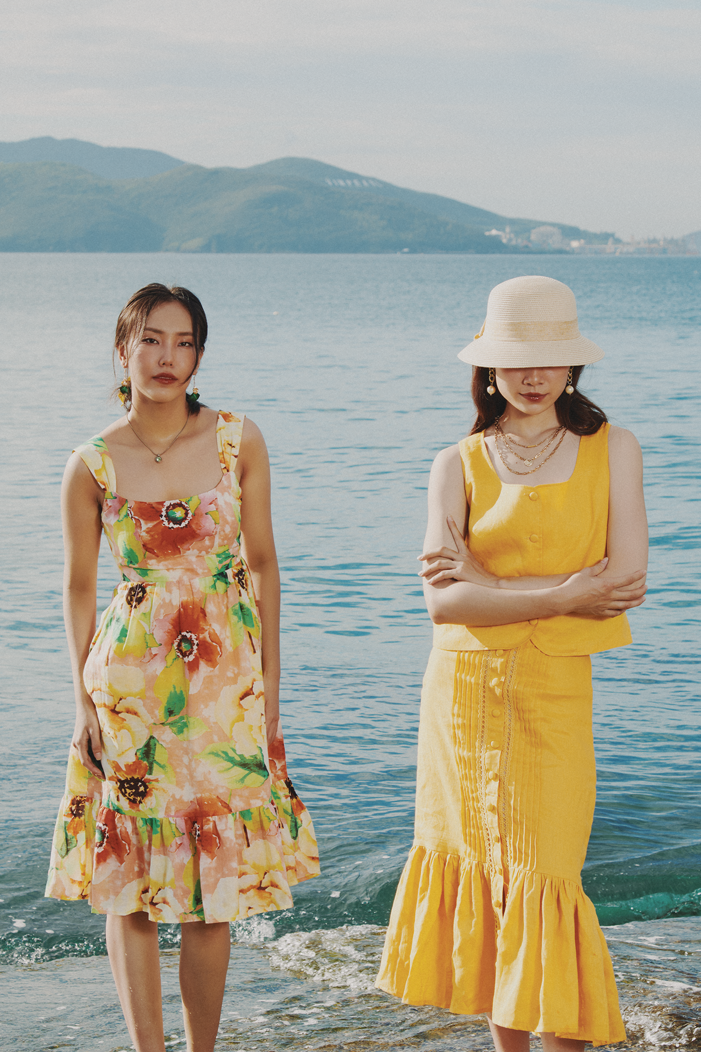 Đầm linen hoa sát nách hở lưng thời trang Hity