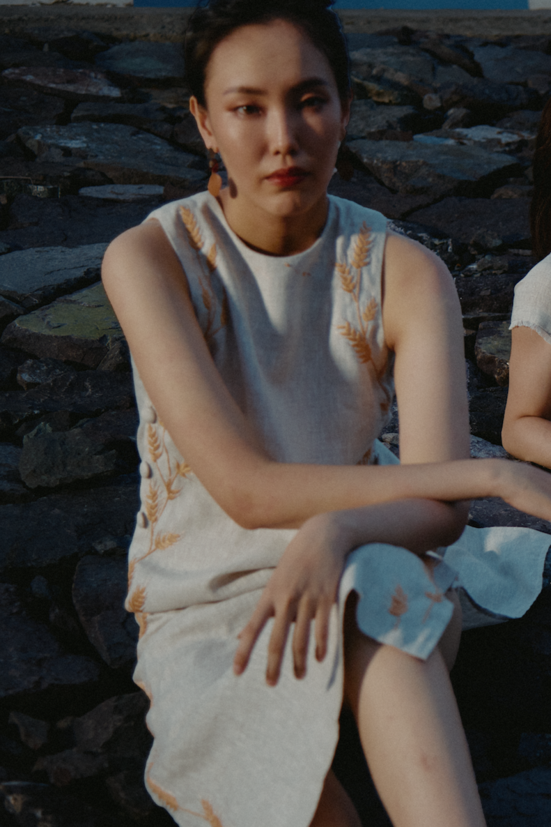 Đầm suông dáng dài xẻ tà linen thêu tay bông lúa thời trang Hity