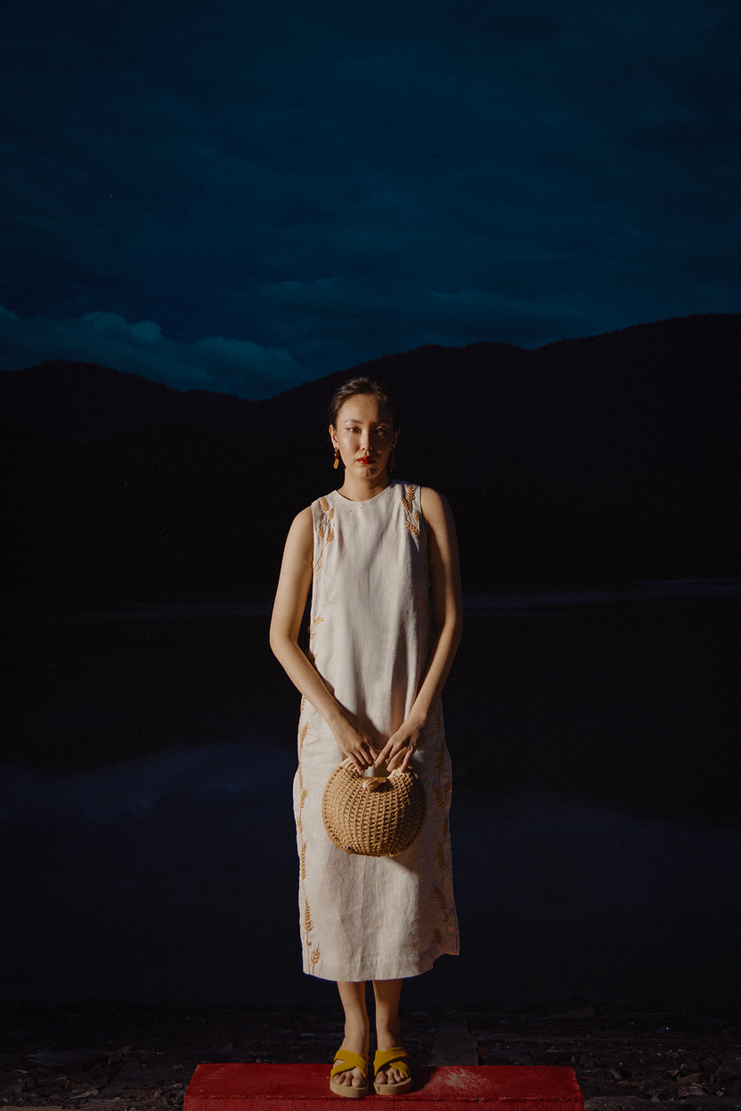 Đầm suông dáng dài xẻ tà linen thêu tay bông lúa thời trang Hity