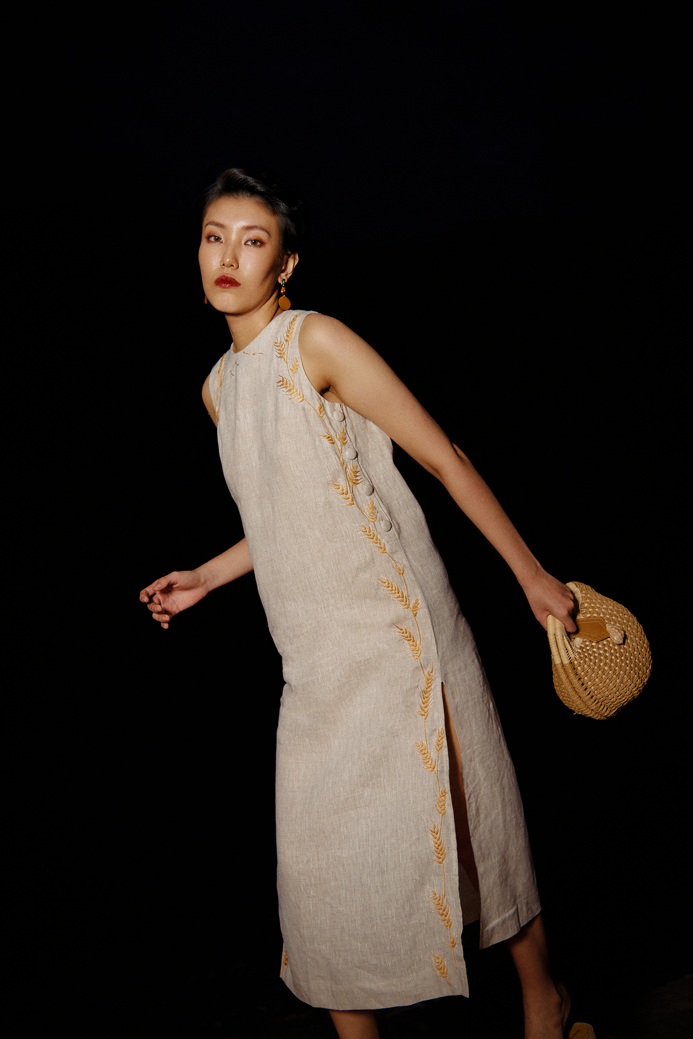 Đầm suông dáng dài xẻ tà linen thêu tay bông lúa thời trang Hity