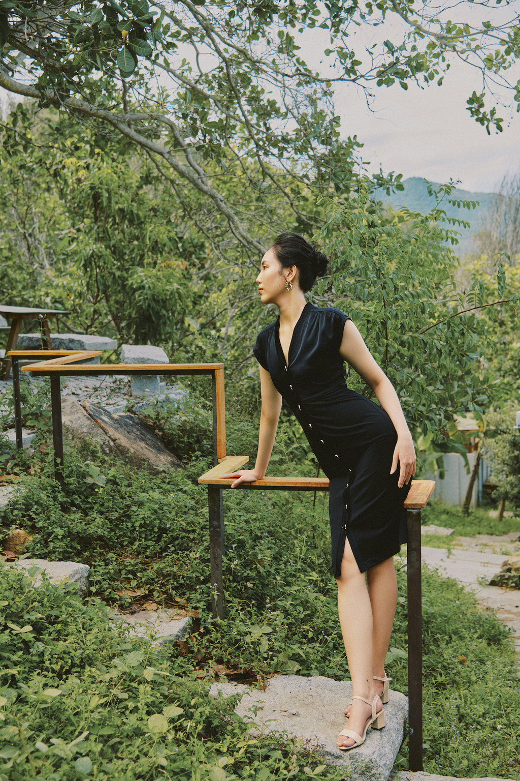 Đầm ôm cổ tim đen thời trang Hity