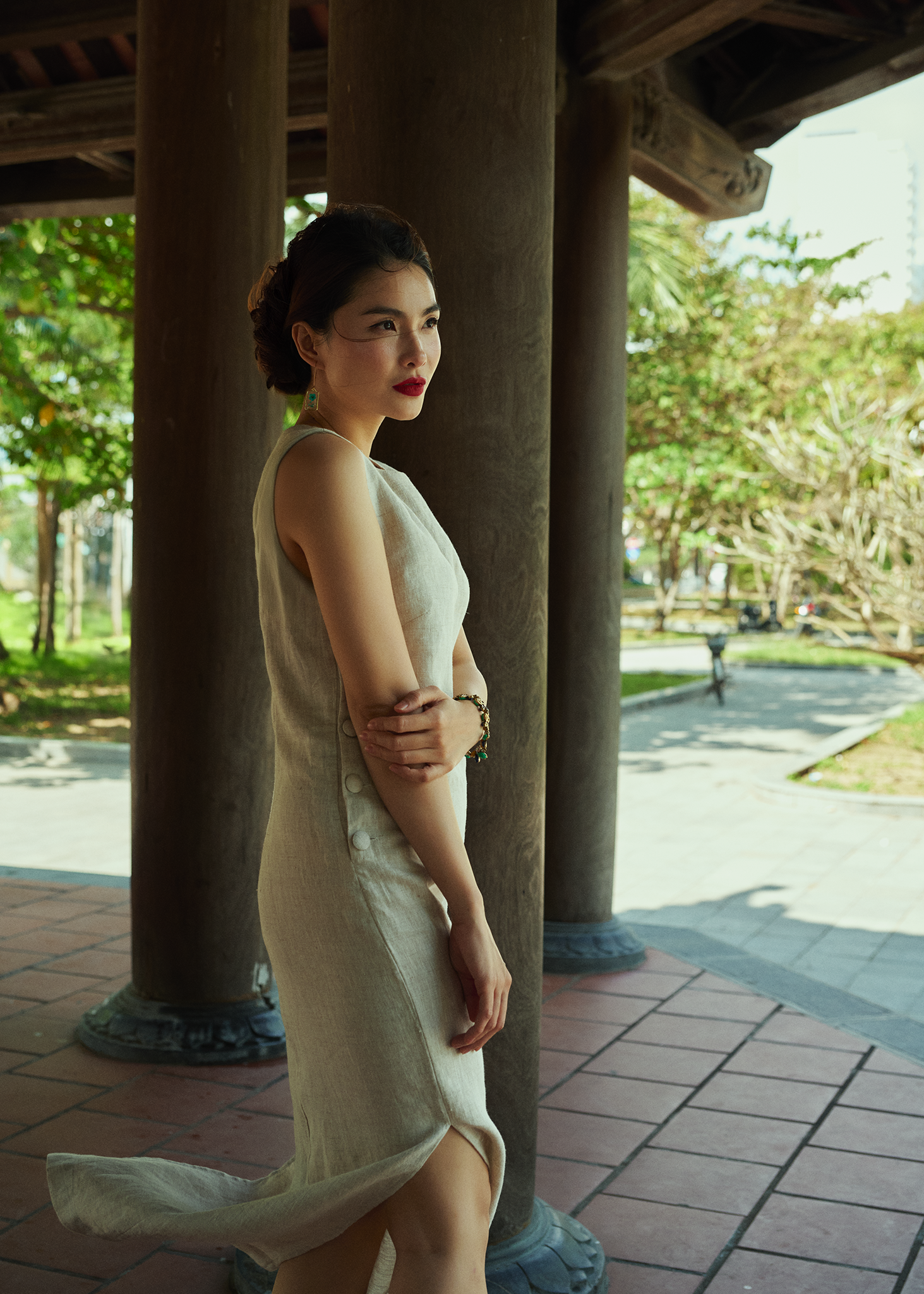 Đầm suông sát nách xẻ tà linen xám thời trang Hity