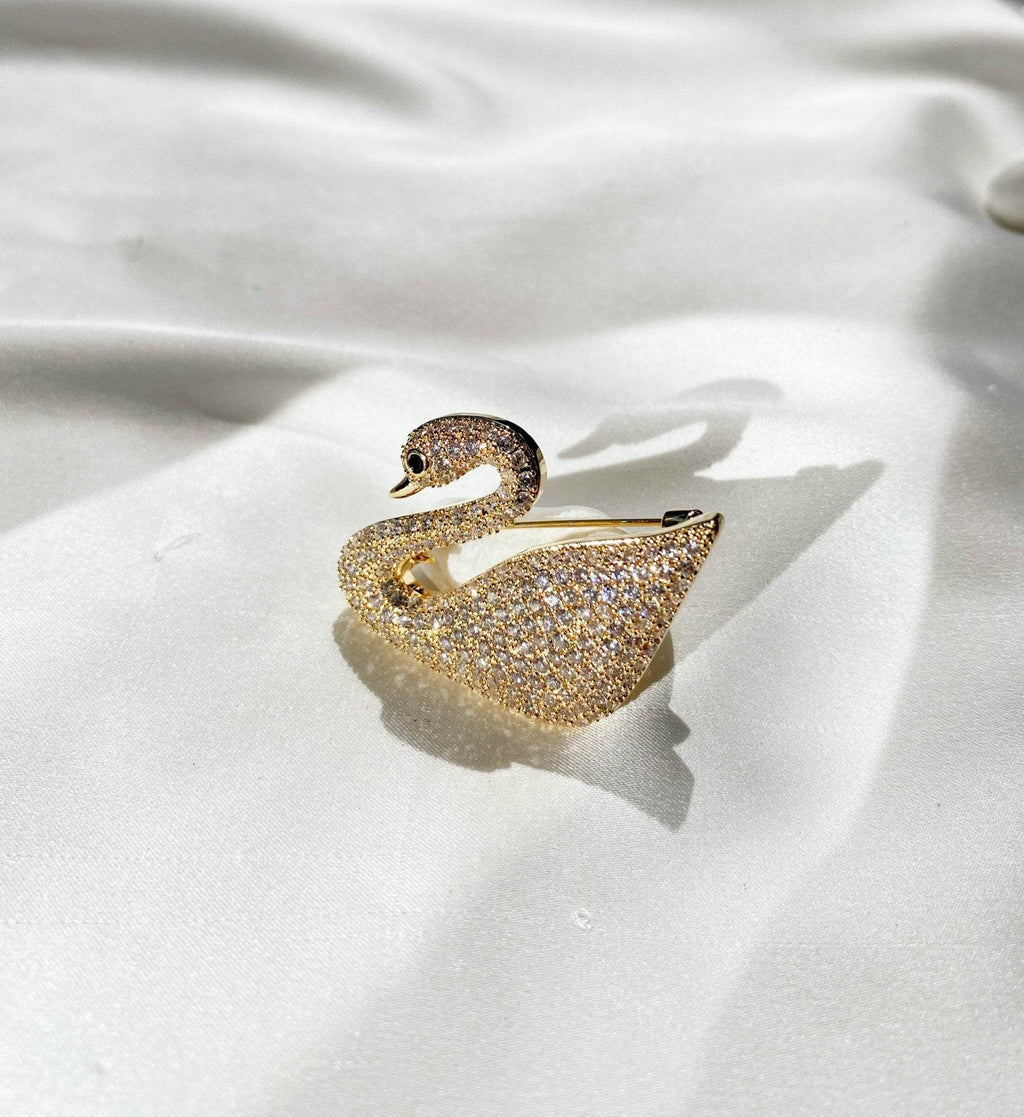 Cài Áo Thiên Nga Charlotte Vàng ACC146.48 - Hity