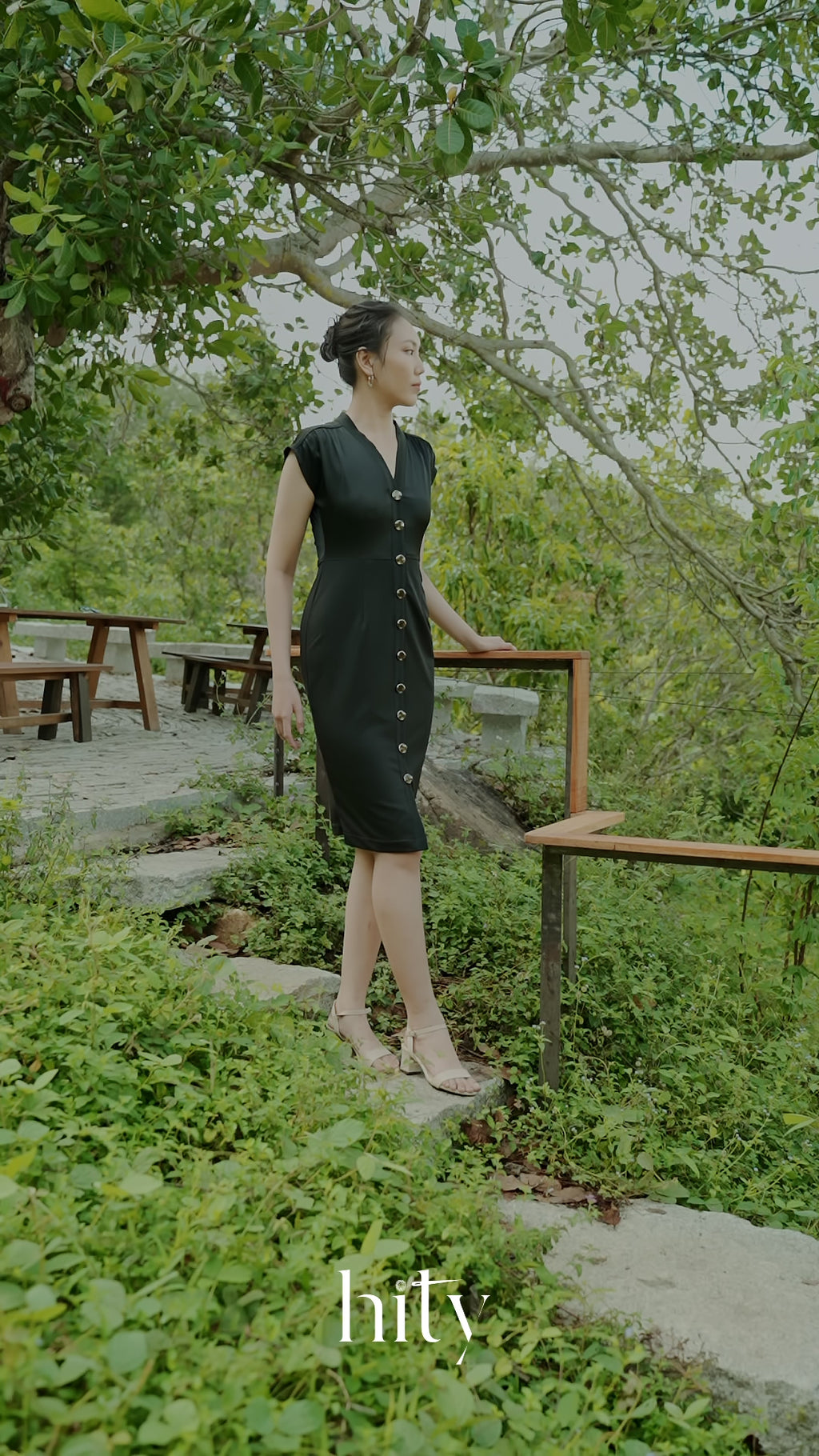 Đầm ôm cổ tim đen thời trang Hity