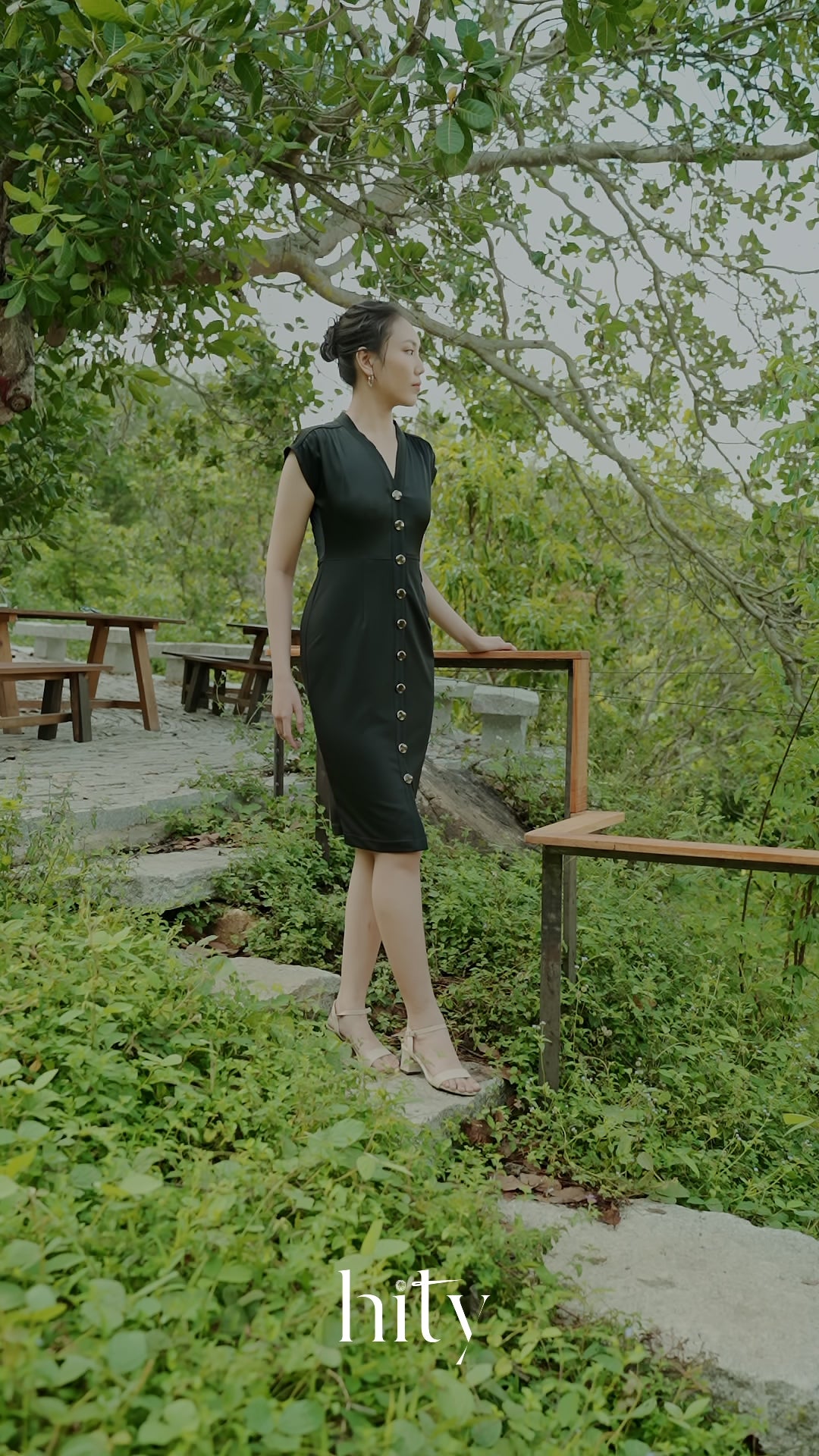 Đầm ôm cổ tim đen thời trang Hity